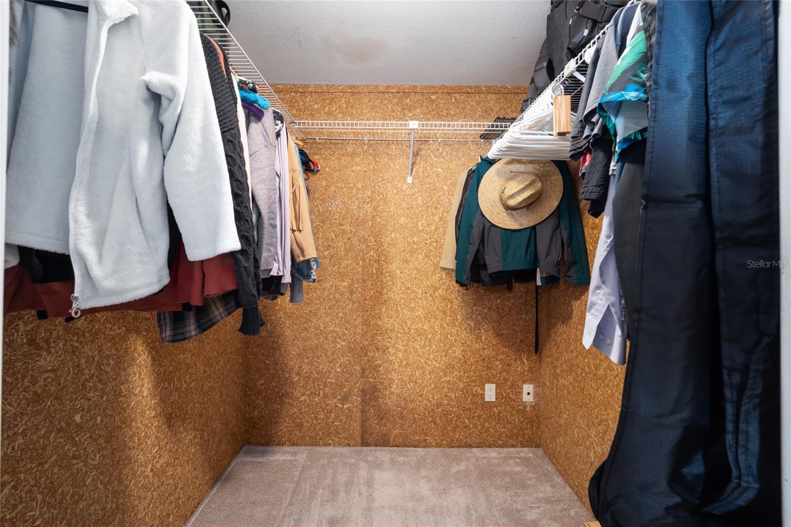 COUNTRY ESTATE - Residential