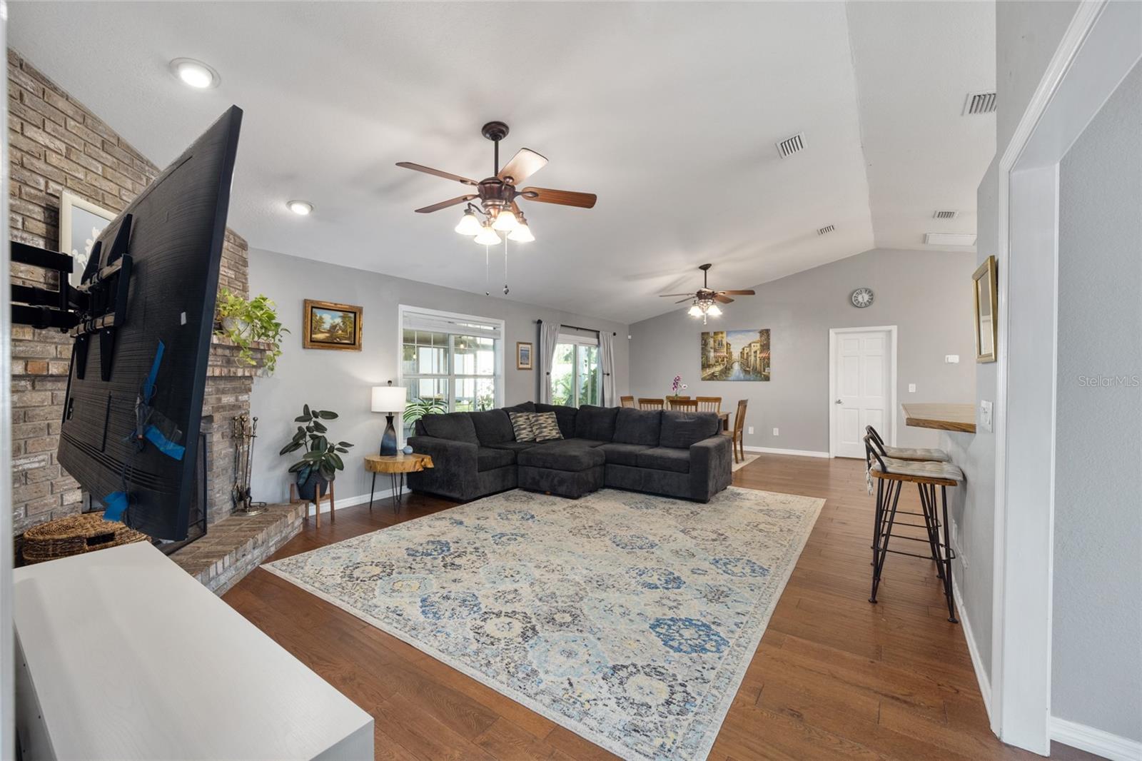 COUNTRY ESTATE - Residential