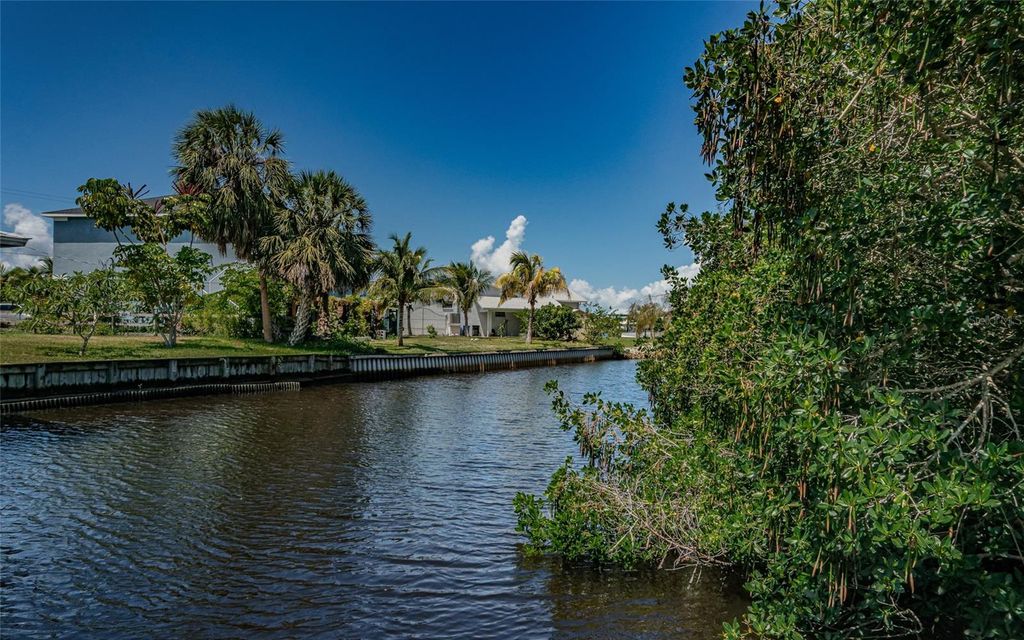 Photo of 817 2nd Avenue NW, Ruskin, FL 33570 (MLS # T3457984)