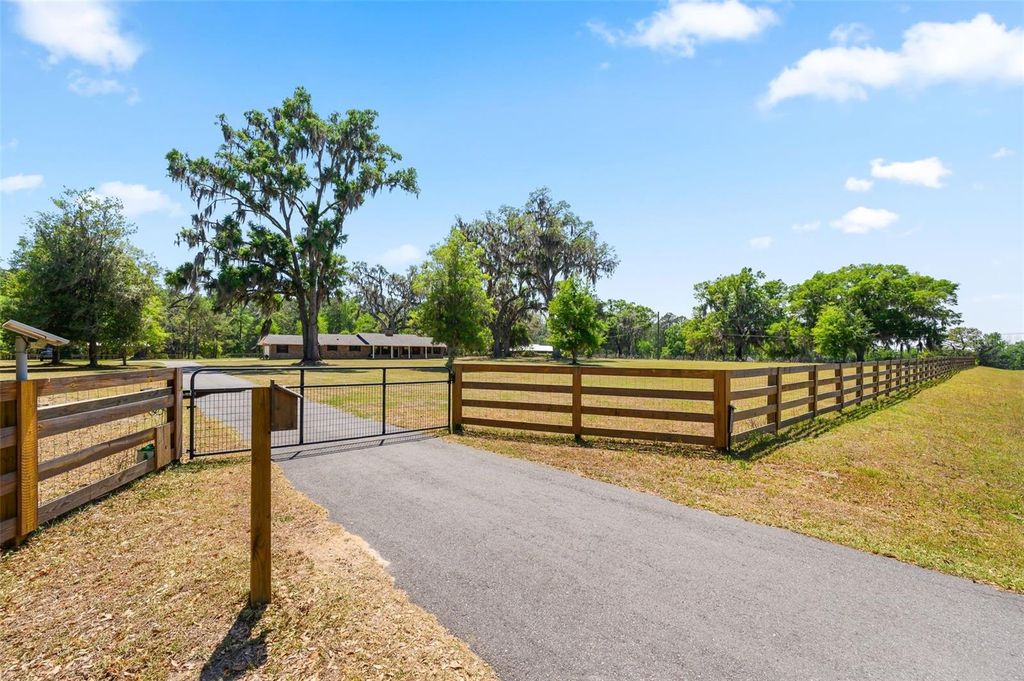 Photo of 12501 NW 112th Avenue, Alachua, FL 32615 (MLS # GC539710)