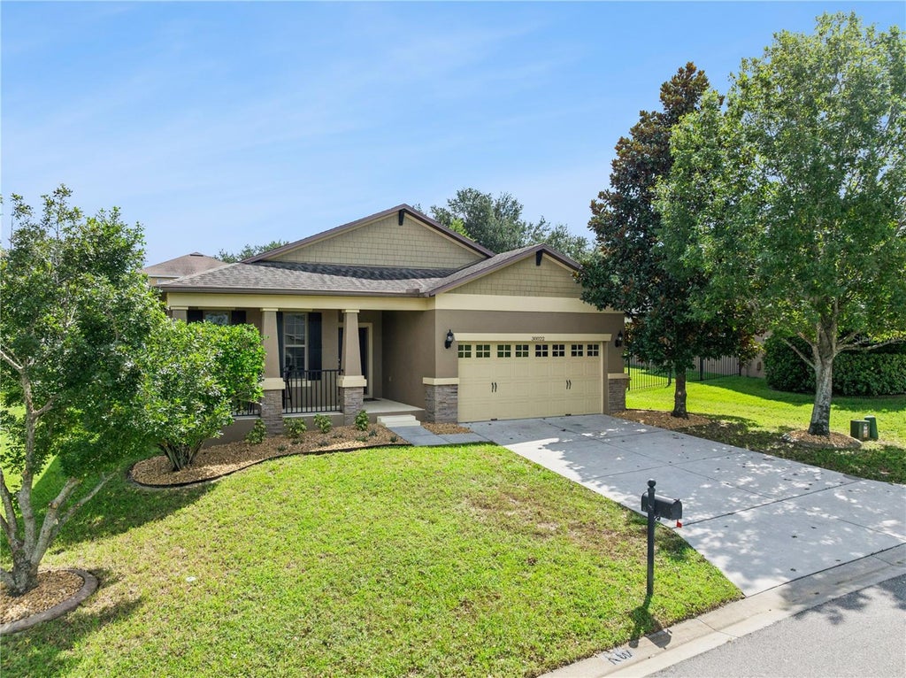 Photo of 30022 Donnington Loop, Mount Dora, FL 32757 (MLS # G5118184)