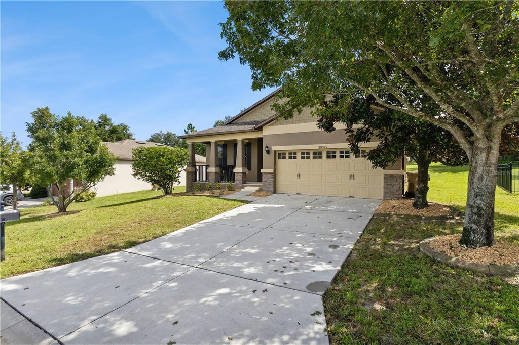 Photo of 30022 Donnington Loop, Mount Dora, FL 32757 (MLS # G5118184)