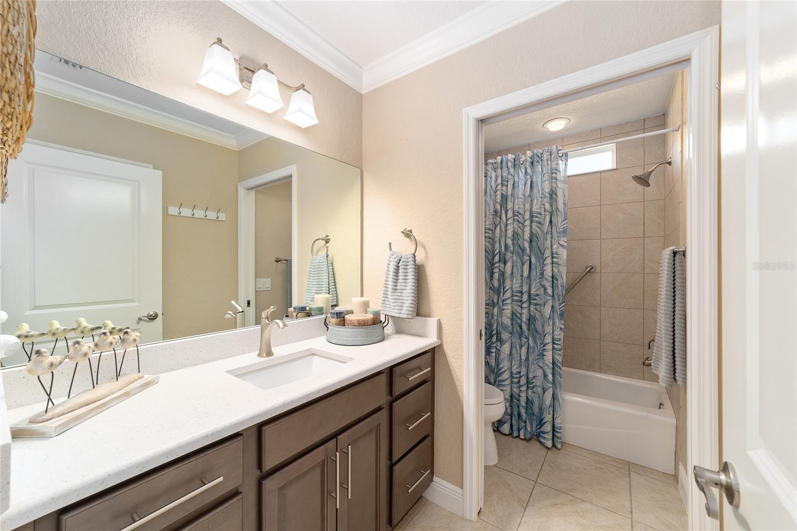 LAKESIDE LANDINGS - THE ENCLAVE - Residential