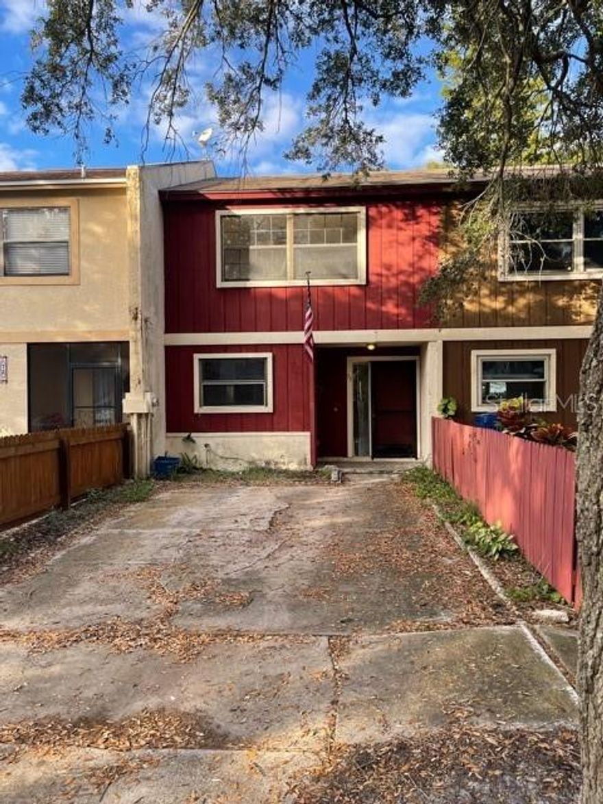 GREAT 2 BEDROOM 1.5 BATHROOM TOWNHOME LOCATED IN LARGO, FEATURES, NEWER FLOORING, FRESH PAINT, NICE OPEN FLOOR PLAN. WITH A FENCED BACK YARD AREA. A MUST SEE!!