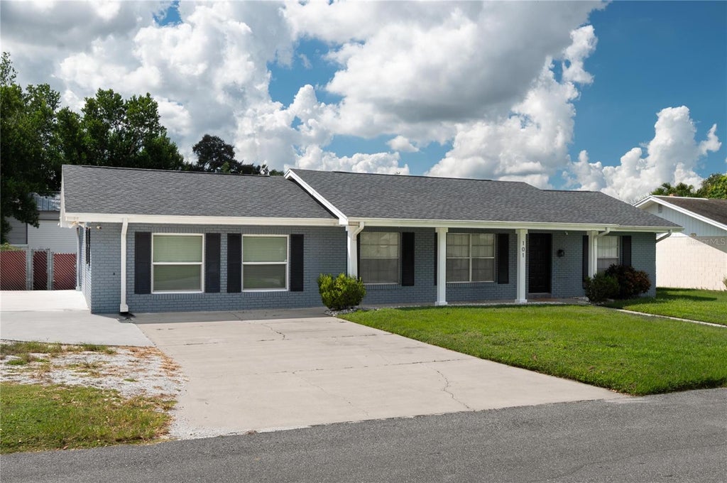 Photo of 101 Sandburg Lane, Winter Haven, FL 33884 (MLS # L4964941)