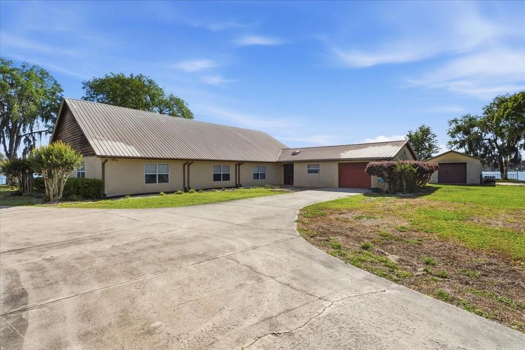 Photo of 229 Lake Ida Point Drive, Interlachen, FL 32148 (MLS # GC539602)