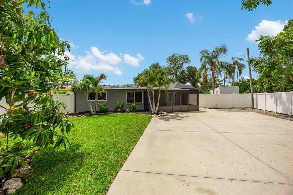 Photo of 4014 Radnor Place, Sarasota, FL 34233 (MLS # A4692497)