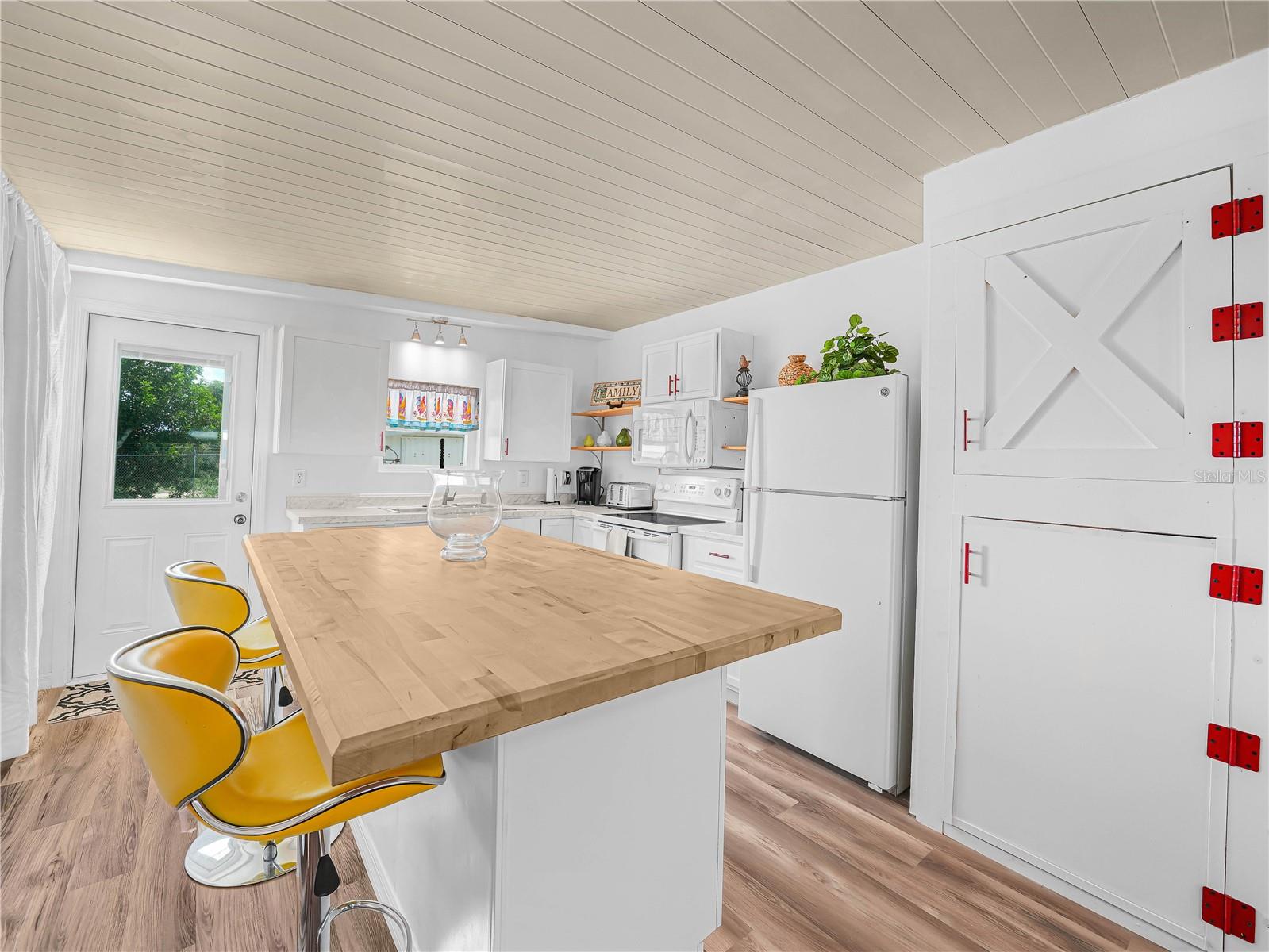 SADDLEBAG LAKE - Residential