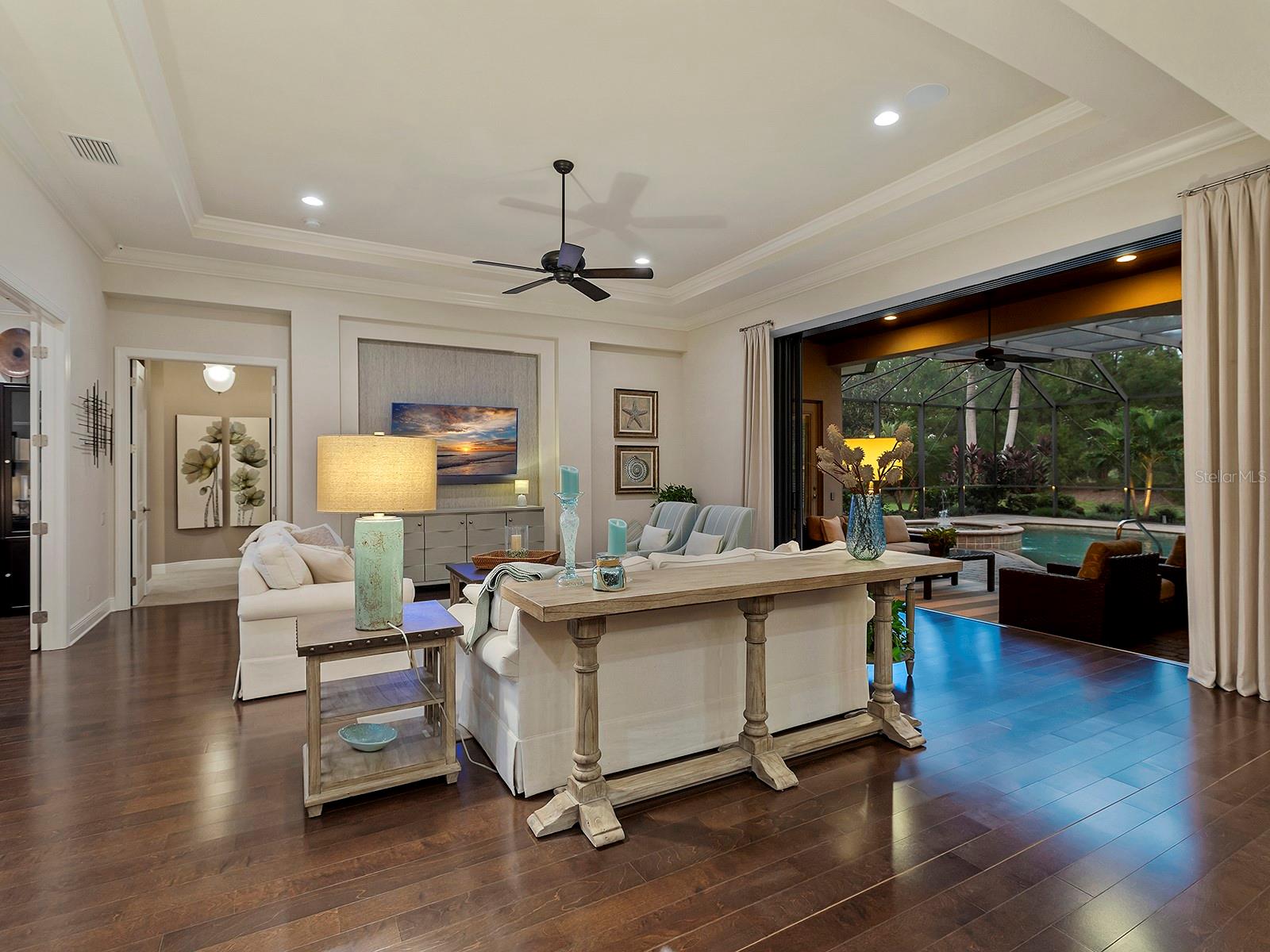 COUNTRY CLUB EAST - Residential