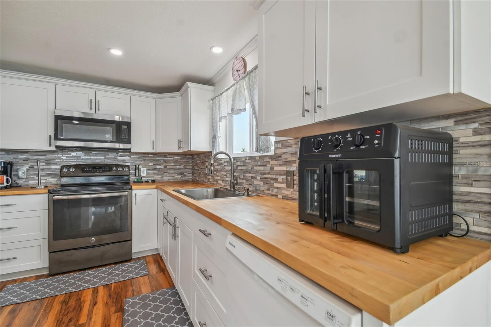 HOLIDAY SHORES MOBILE PARK UNREC - Residential