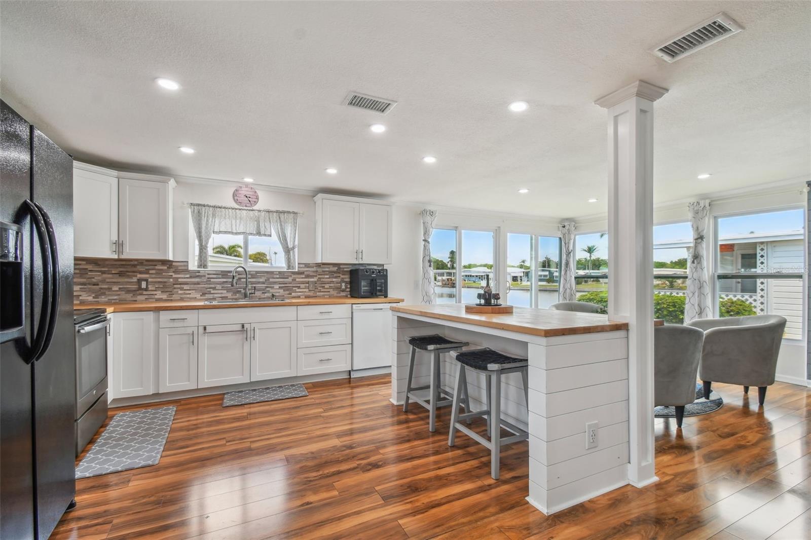 HOLIDAY SHORES MOBILE PARK UNREC - Residential