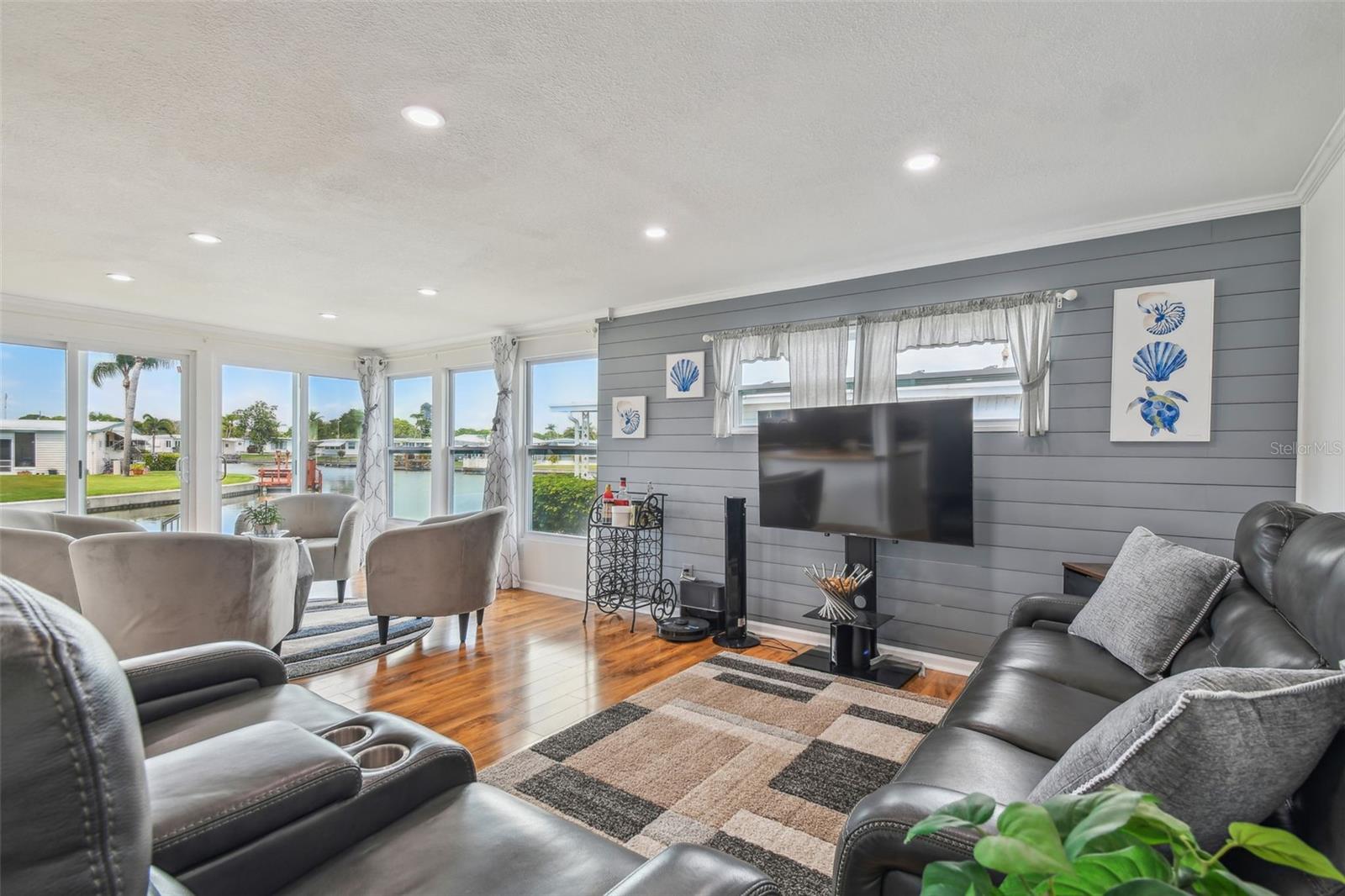 HOLIDAY SHORES MOBILE PARK UNREC - Residential