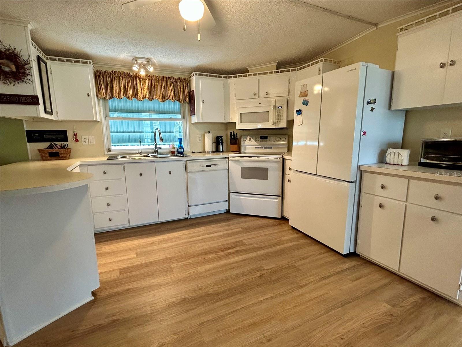 TWIN FOUNTAINS INC A COND MHP CB 3 PG 33 - Residential Lease