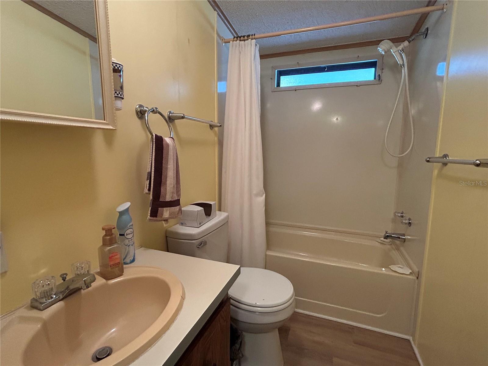 TWIN FOUNTAINS INC A COND MHP CB 3 PG 33 - Residential Lease