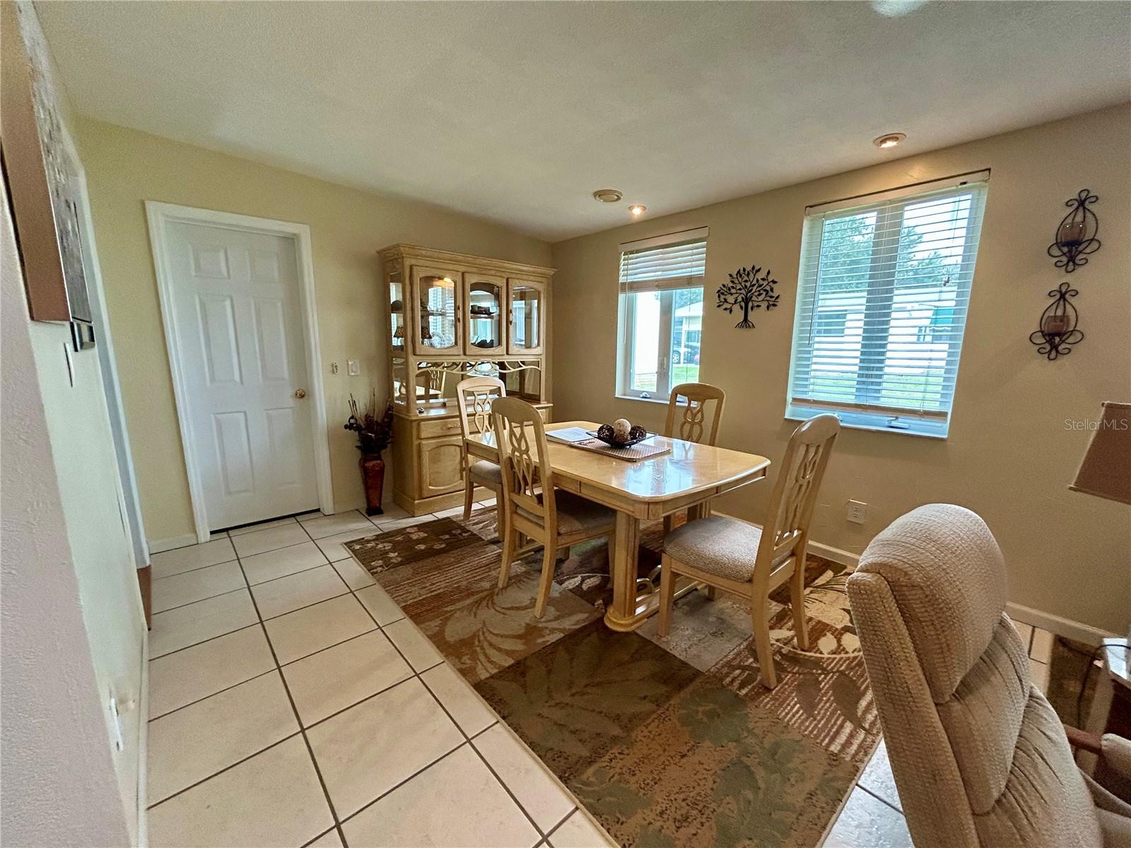 TWIN FOUNTAINS INC A COND MHP CB 3 PG 33 - Residential Lease