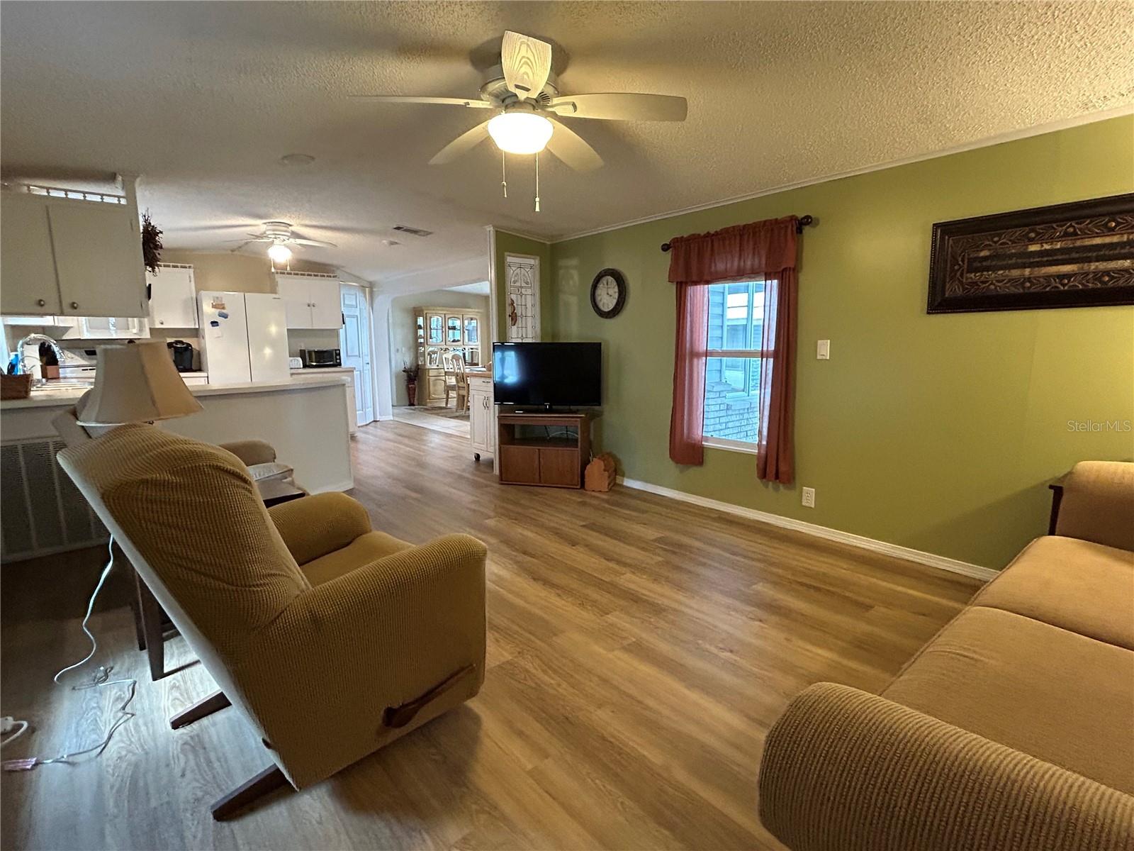 TWIN FOUNTAINS INC A COND MHP CB 3 PG 33 - Residential Lease