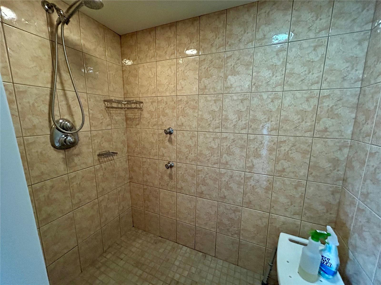 TWIN FOUNTAINS INC A COND MHP CB 3 PG 33 - Residential Lease