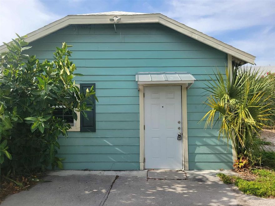 Available NOW, ANNUAL lease only. Downtown Sarasota eclectic Efficiency unit. Cabinets in kitchen,2 bar size fridges, apartment size range and hood. Super convenient location, single parking spot right outside. Water/sewer/garbage tenant responsibility to set up account and pay. Electricity is billed monthly by manager. First month and security required.