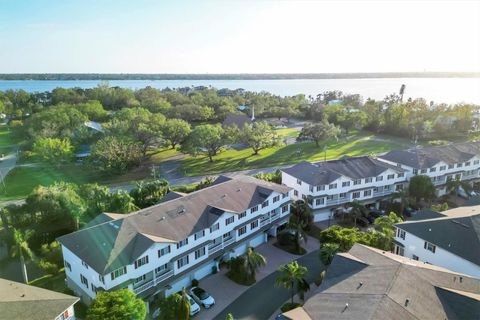 A home in PALMETTO