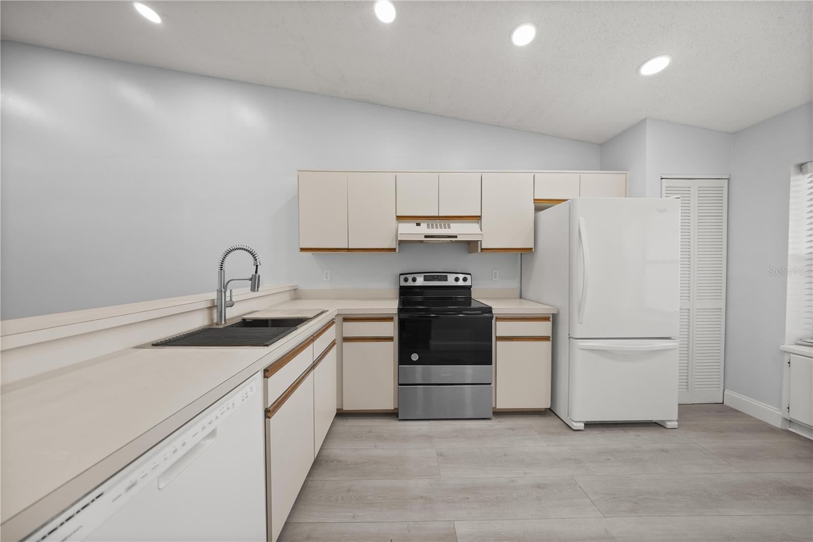 OAK TRACE VILLAS PH 01 - Residential Lease