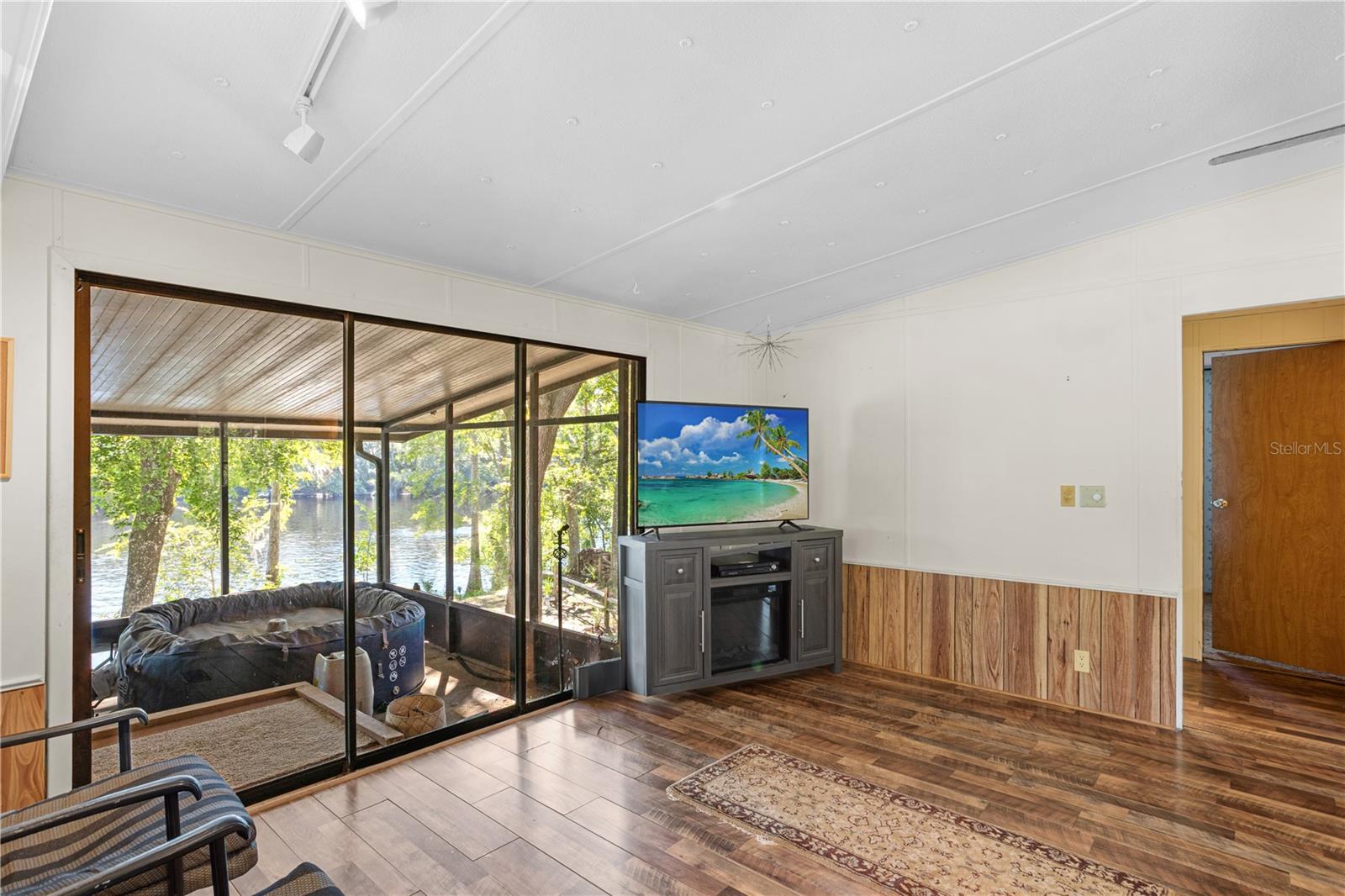 BLUFFS/SUWANNE - Residential