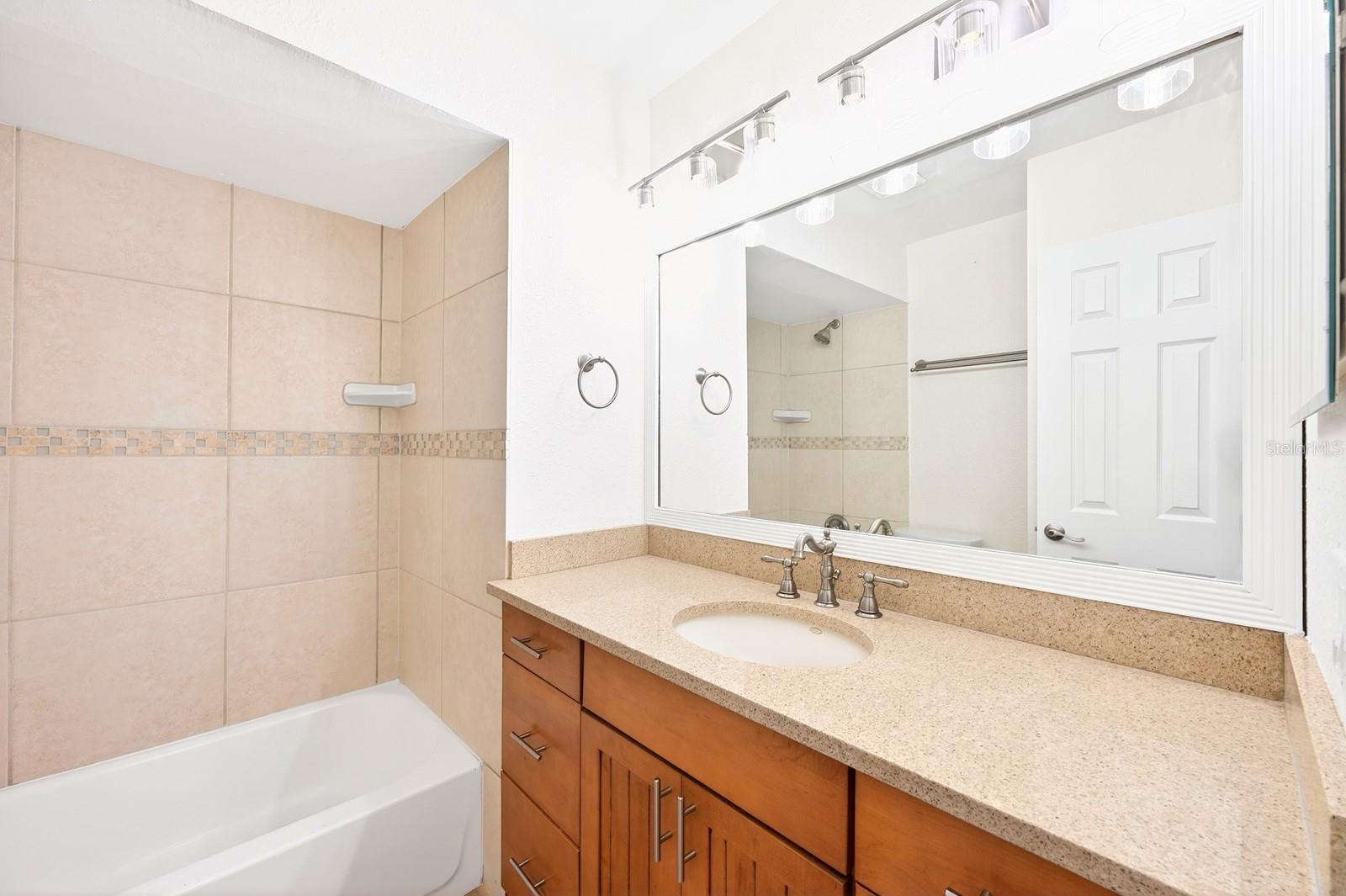 UNIVERSITY SHORES - Residential