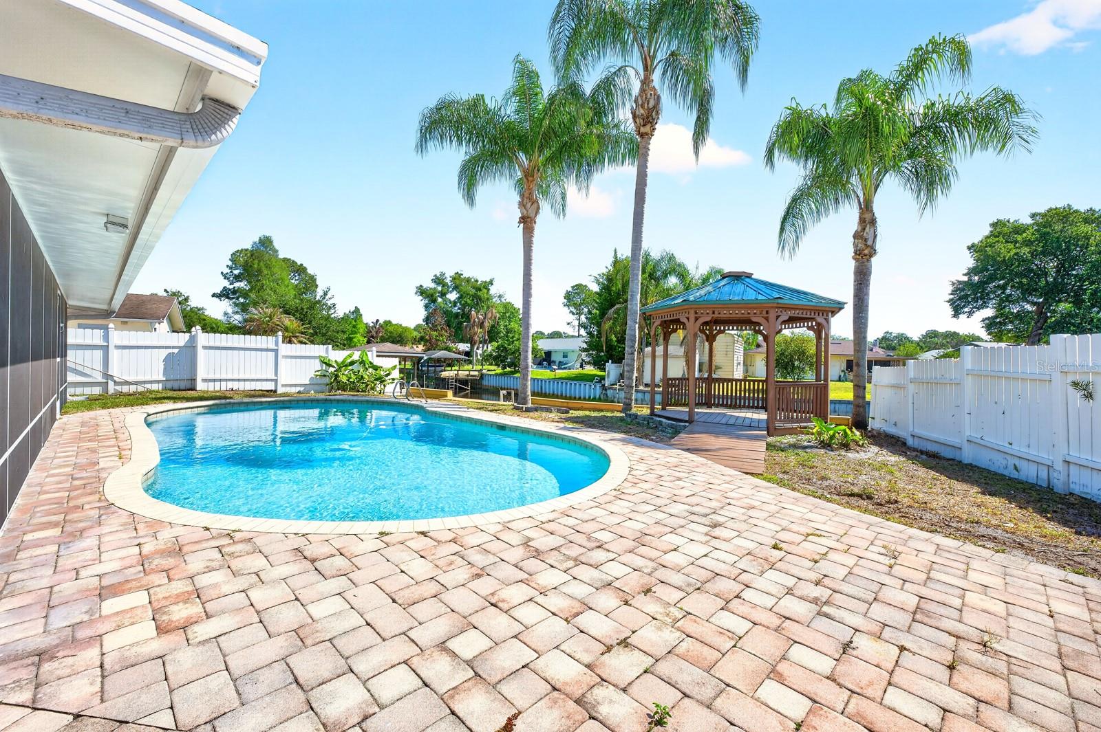 UNIVERSITY SHORES - Residential