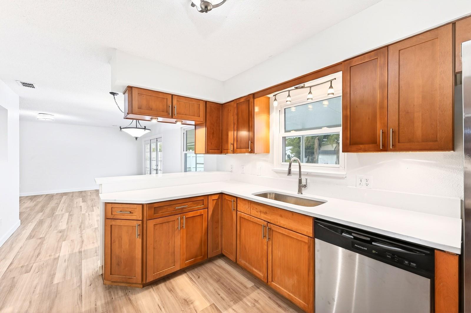 UNIVERSITY SHORES - Residential