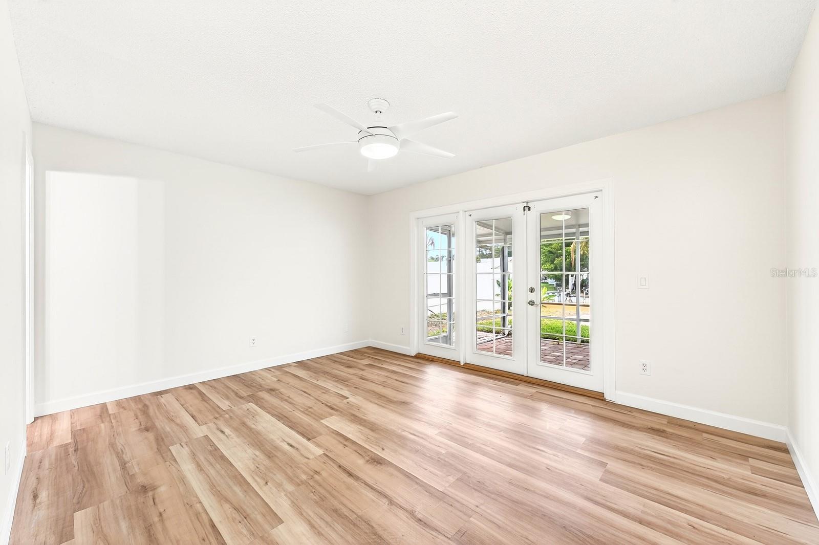 UNIVERSITY SHORES - Residential