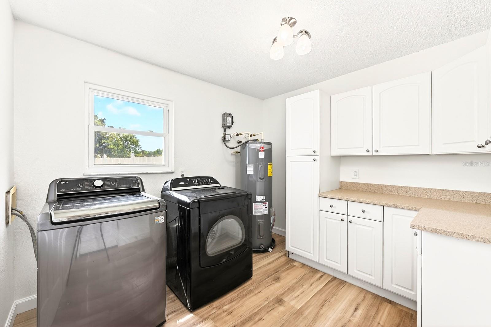 UNIVERSITY SHORES - Residential