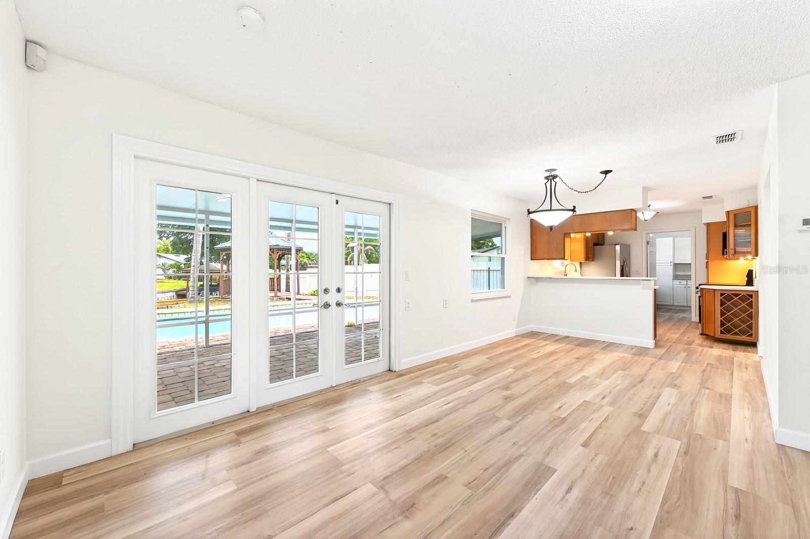 UNIVERSITY SHORES - Residential