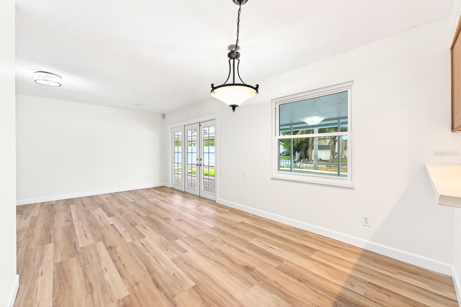 UNIVERSITY SHORES - Residential