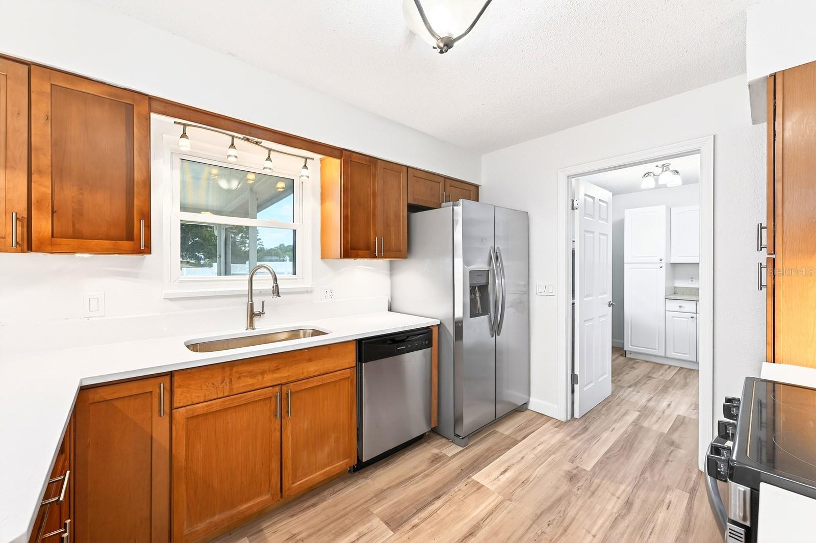 UNIVERSITY SHORES - Residential