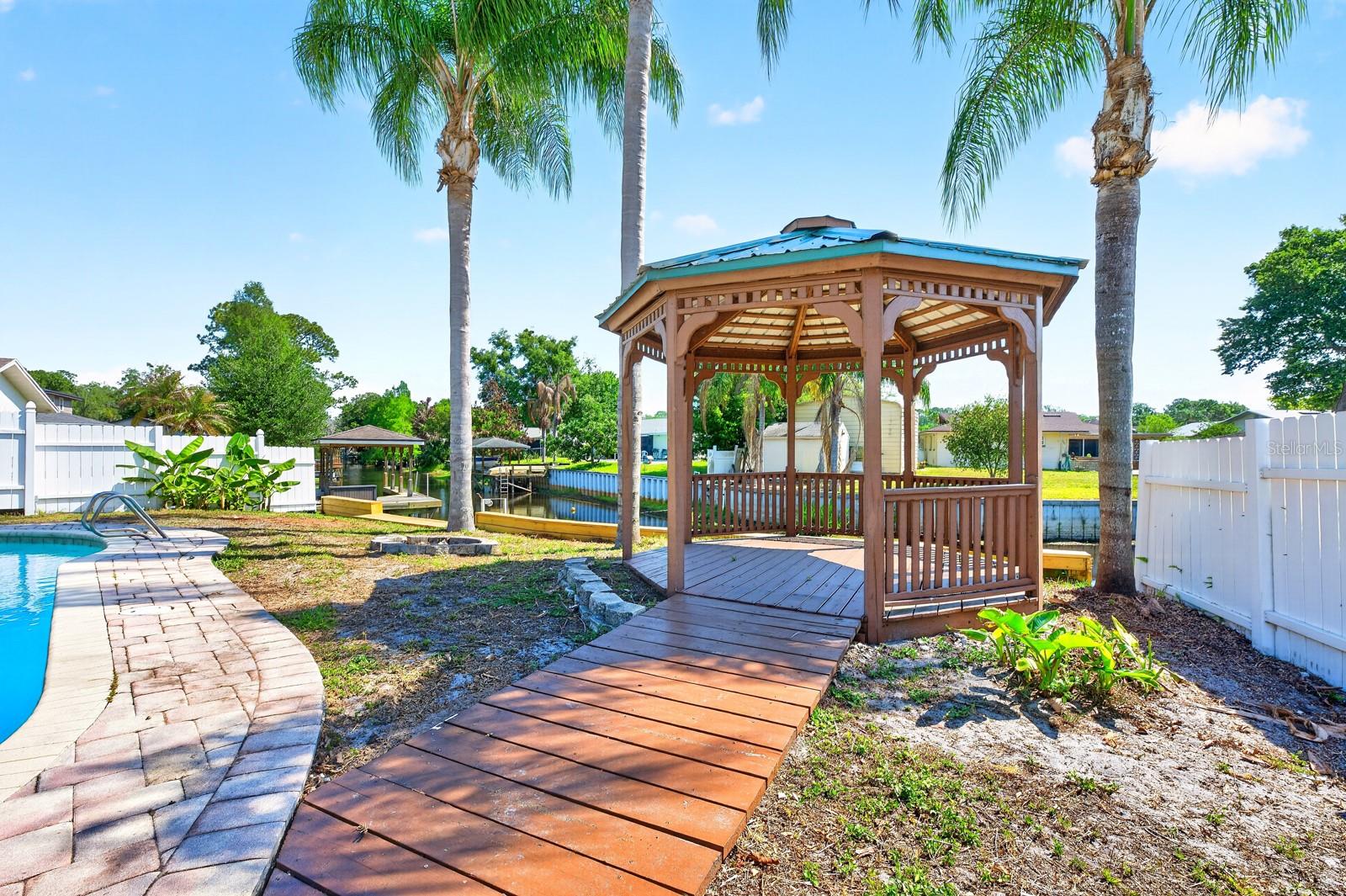 UNIVERSITY SHORES - Residential