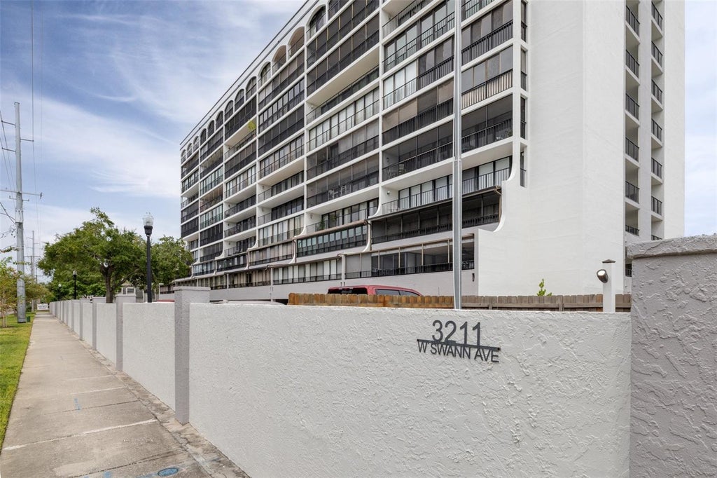 Photo of 3211 W Swann Avenue #410, Tampa, FL 33609 (MLS # TB8555206)