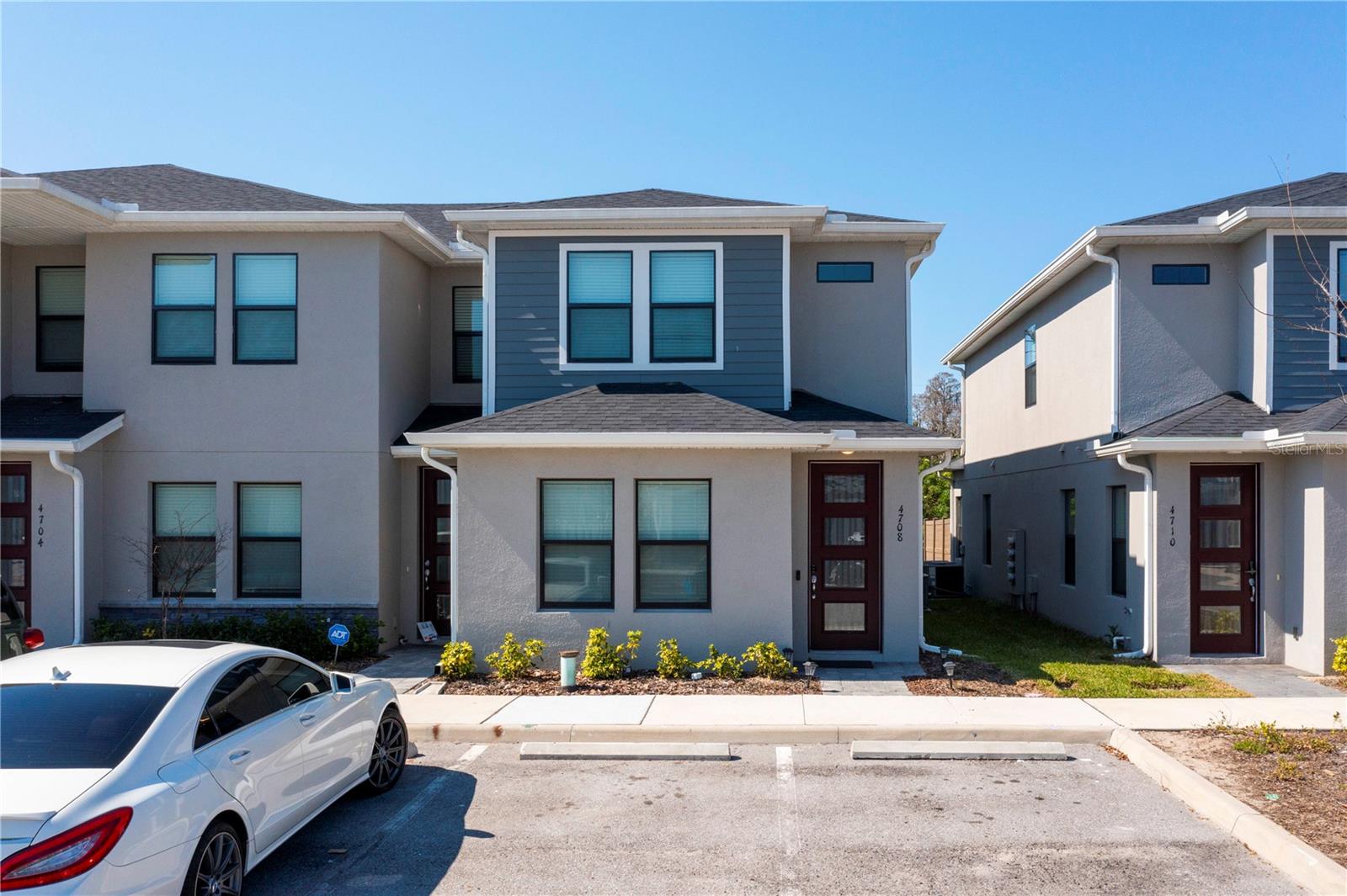 This is a small and quite community with a great location where everything is close, the property is fully furniture…