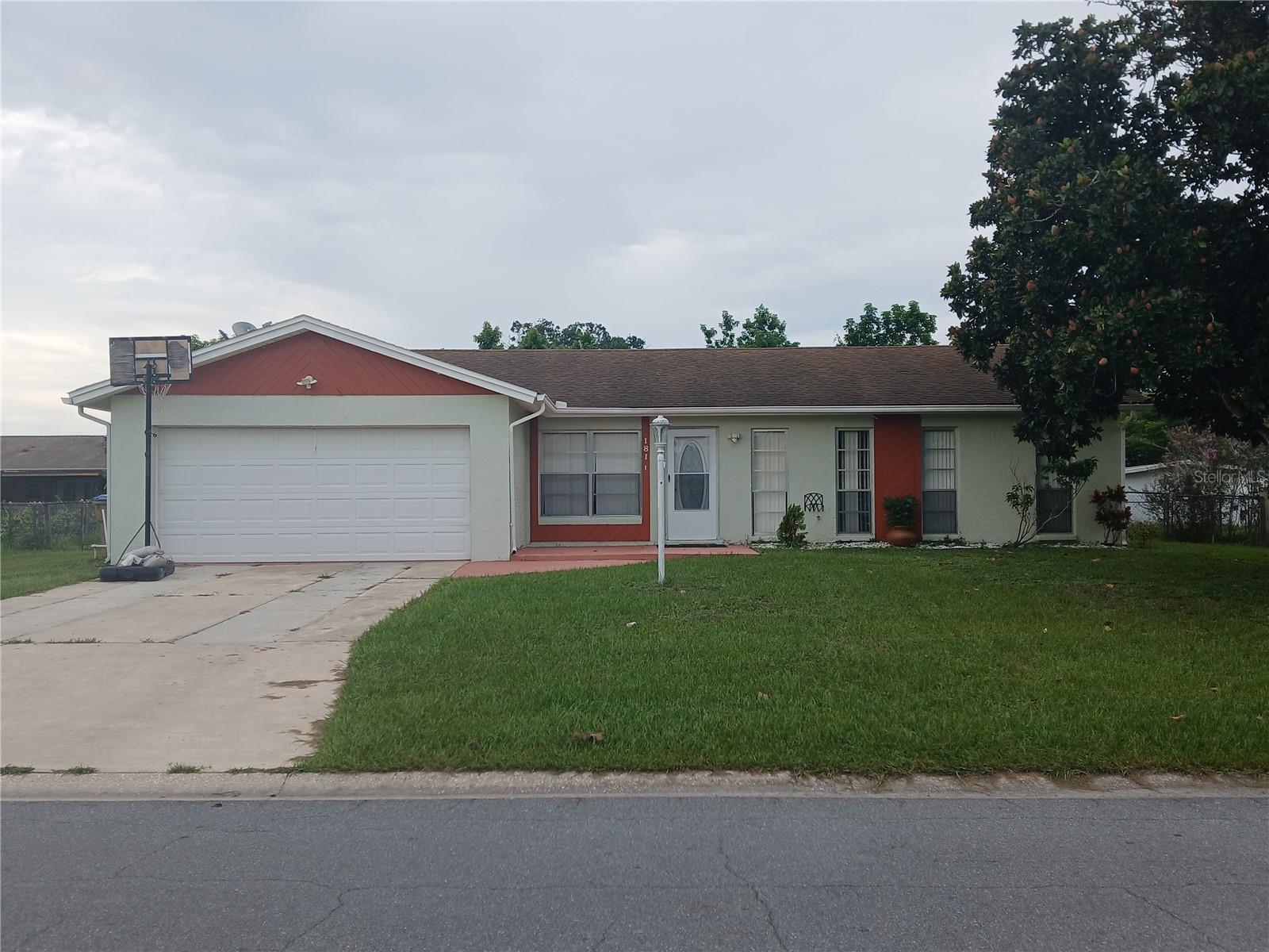 GREAT STARTER HOME OR INVESTMENT PROPERTY. COME AND SEE THIS AFFORDABLE 3 BEDROOMS, 2 BATHROOMS, 2 CAR GARAGE WITH SCREENED IN PORCH IN KISSIMMEE (BVL).