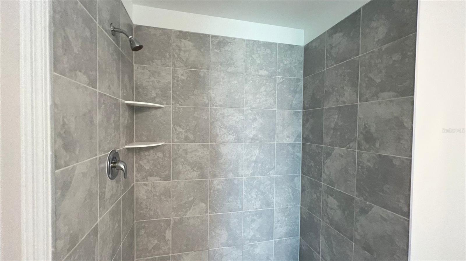 ASTONIA 50S - Residential Lease