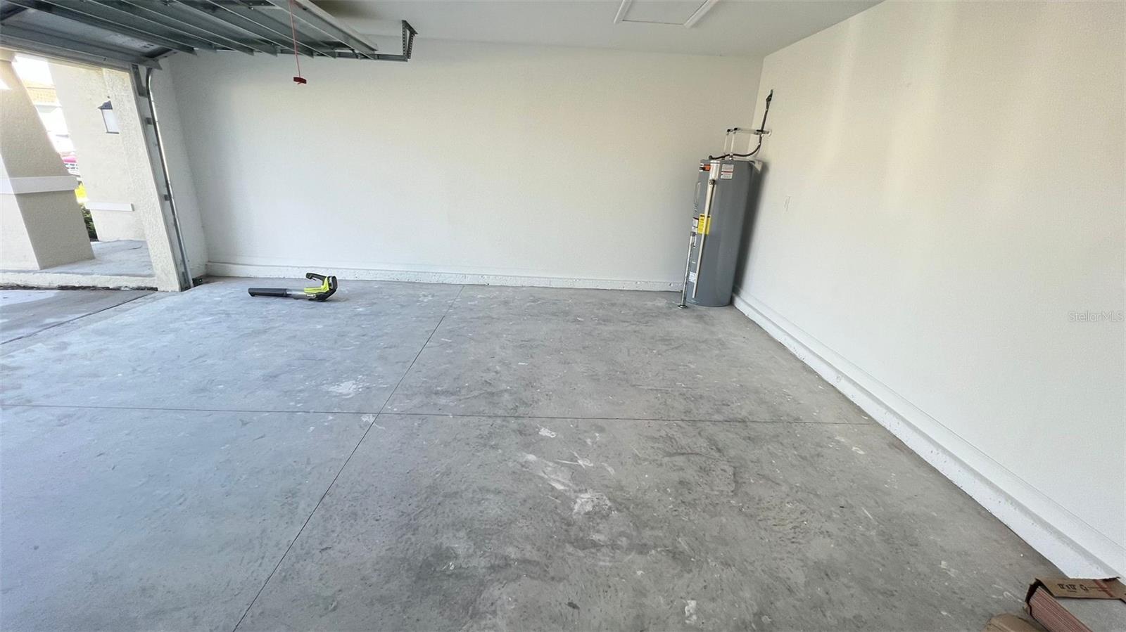 ASTONIA 50S - Residential Lease