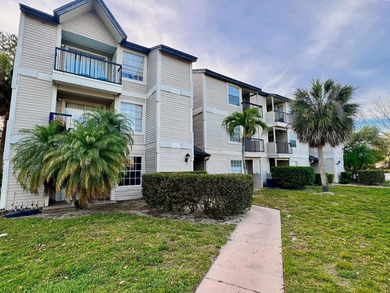 Fantastic Investment Opportunity!
Move-in ready 1-bedroom, 1-bathroom condo currently leased to excellent tenants. The community offers top amenities including a pool, clubhouse. Conveniently located near Universal Studios, SeaWorld, Millenia Mall, top restaurants, banks, Downtown Orlando, and with easy access to the main Highway.