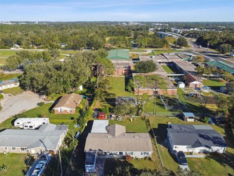 A home in LAKELAND