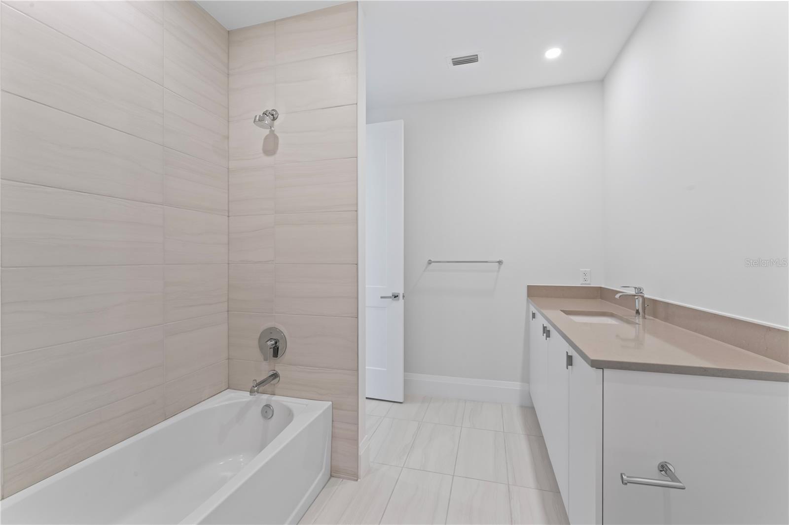 ALTURA BAYSHORE - Residential