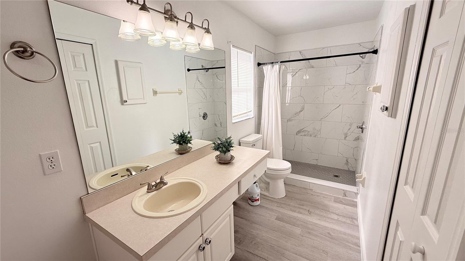 DAVENPORT LAKES PH 05 - Residential Lease