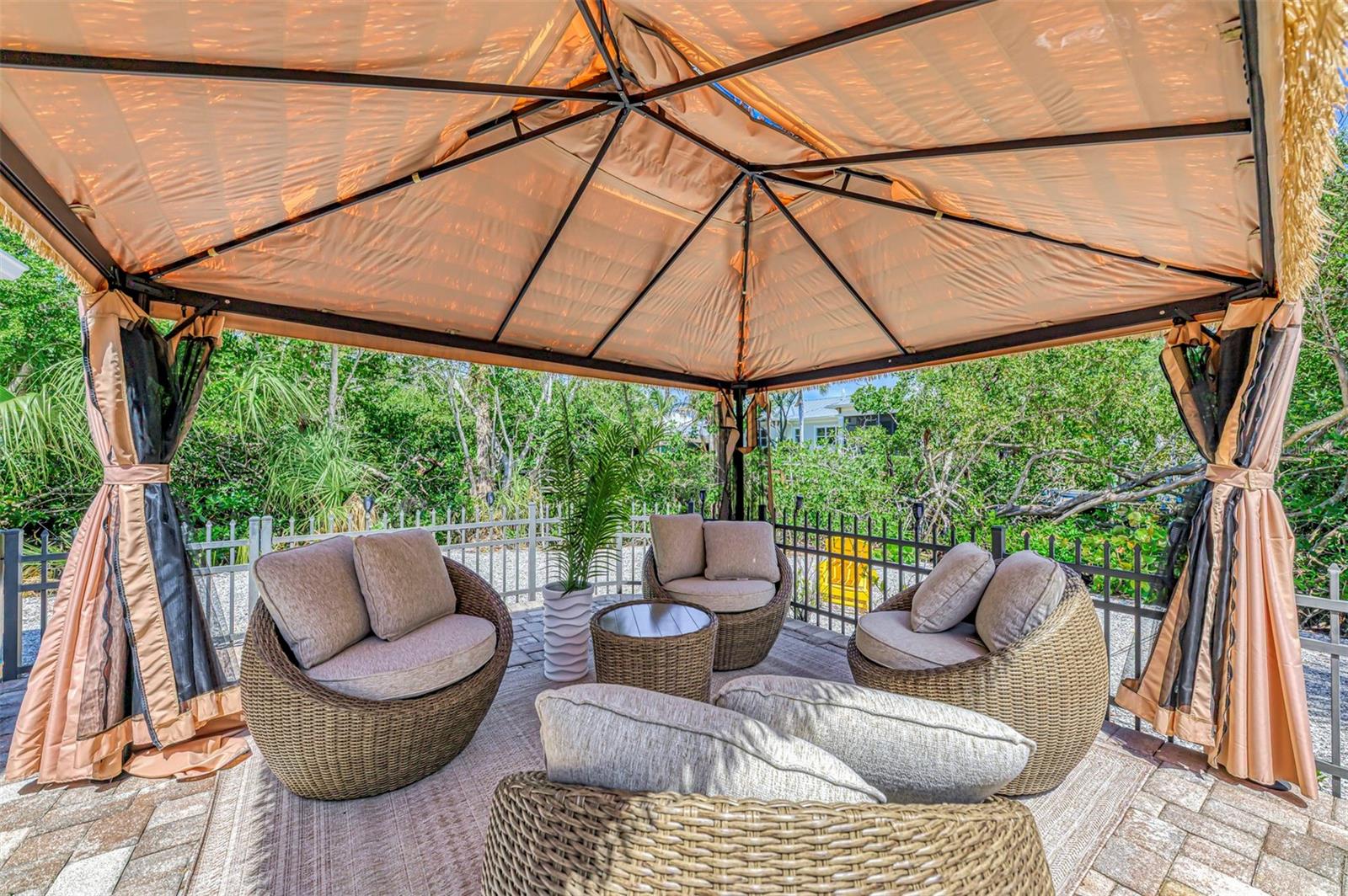 PARADISE ISLAND - Residential Lease