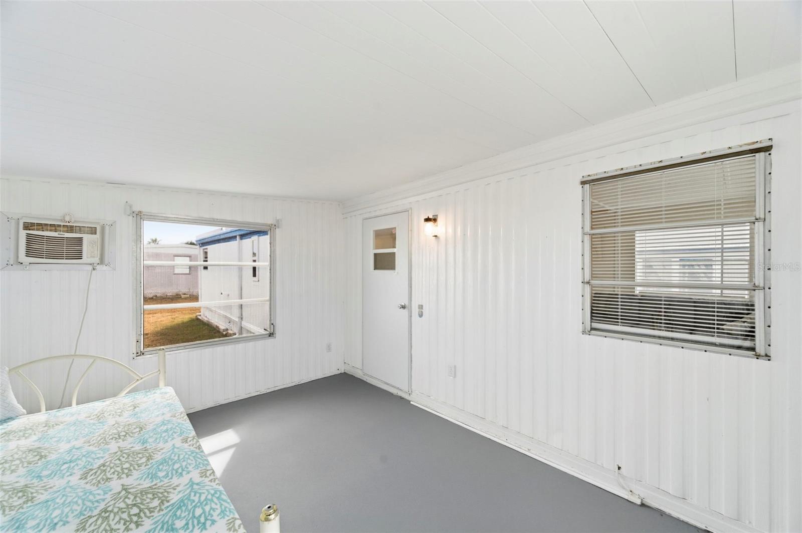 SENATE MANOR - Residential