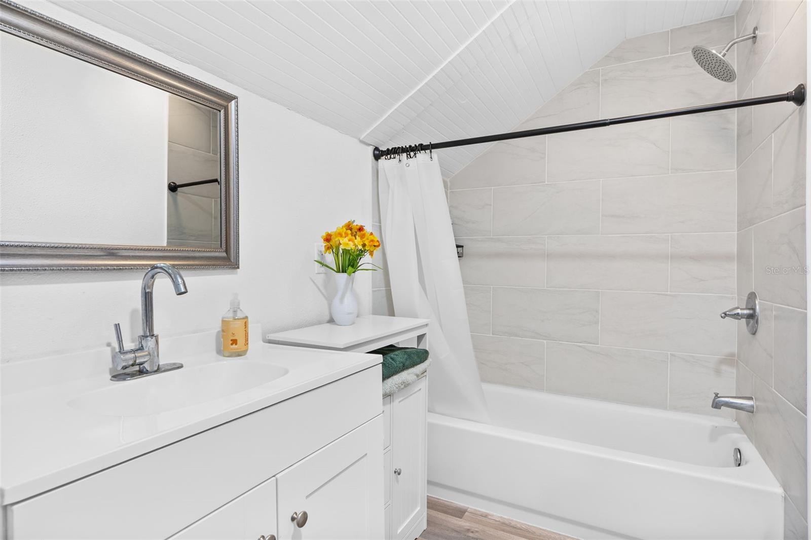 SUNSHINE SUB - Residential Lease