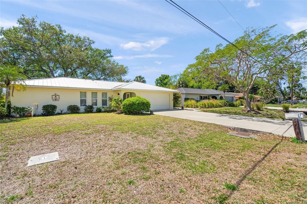 Photo of 4662 Beacon Drive, Sarasota, FL 34232 (MLS # A4686944)