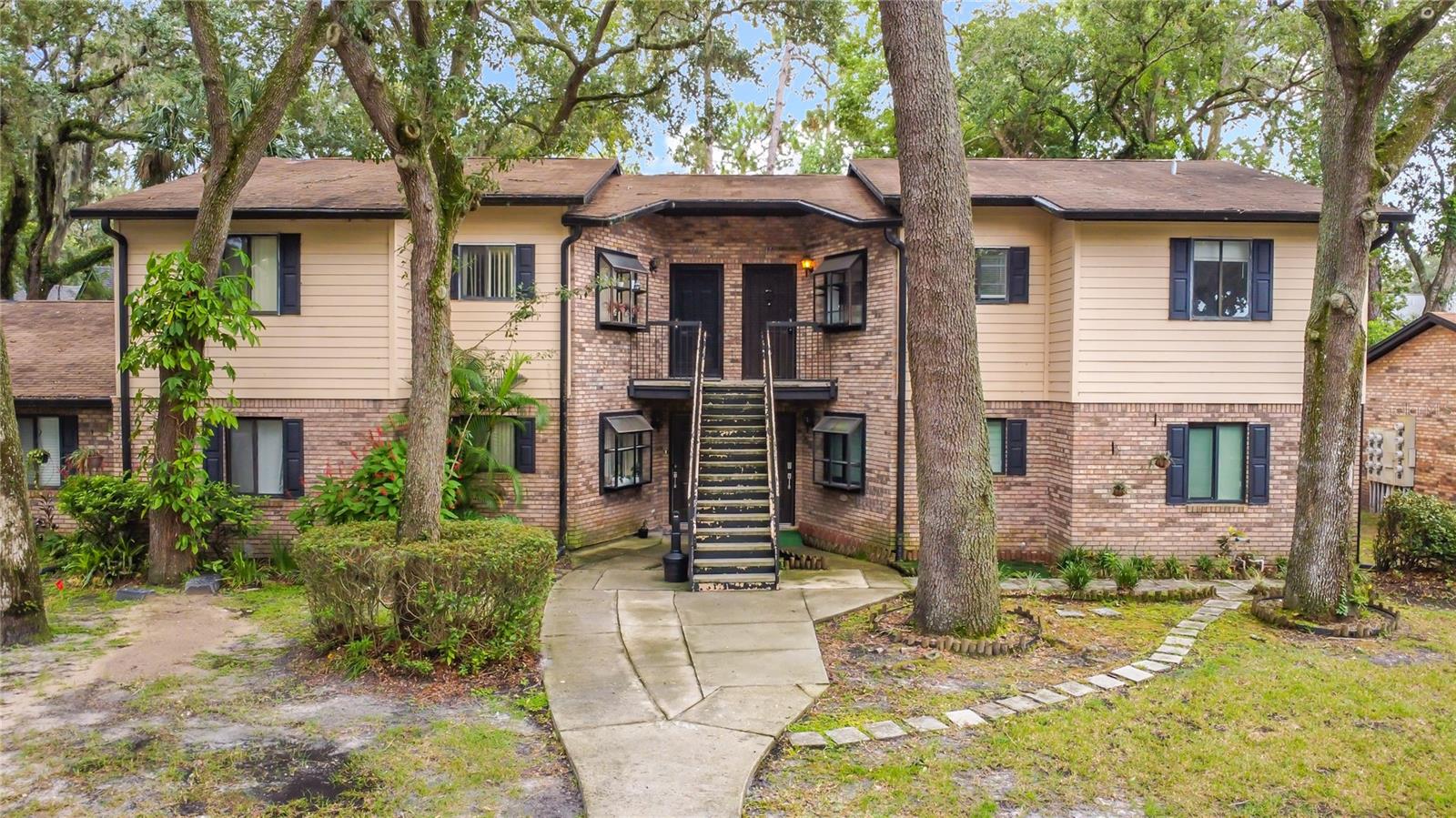 This beautiful 2 bedrooms 2 baths condo is worth your attention! A home for rent in a peaceful and beautiful community of Foxhall. It has been recently updated with a brand new kitchen, fresh interior paint, luxury vinyl flooring and updated bathrooms. It offers a peaceful view from the balcony. A nice size storage room is a huge bonus. Location couldn’t be more perfect with it being so close to the loop and all the shopping and dining plazas, major roads and a very short distance to the amusement parks!
Call us today for more information!