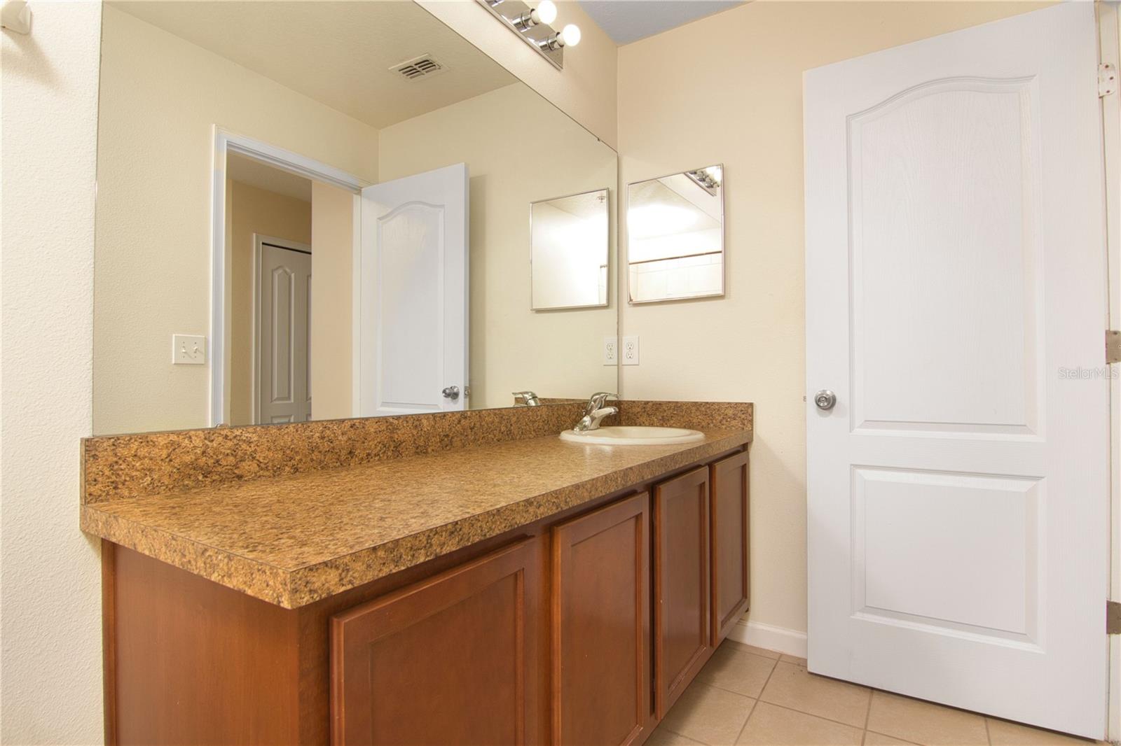 PRAIRIE LAKE RESERVE A B B2 E G - Residential Lease