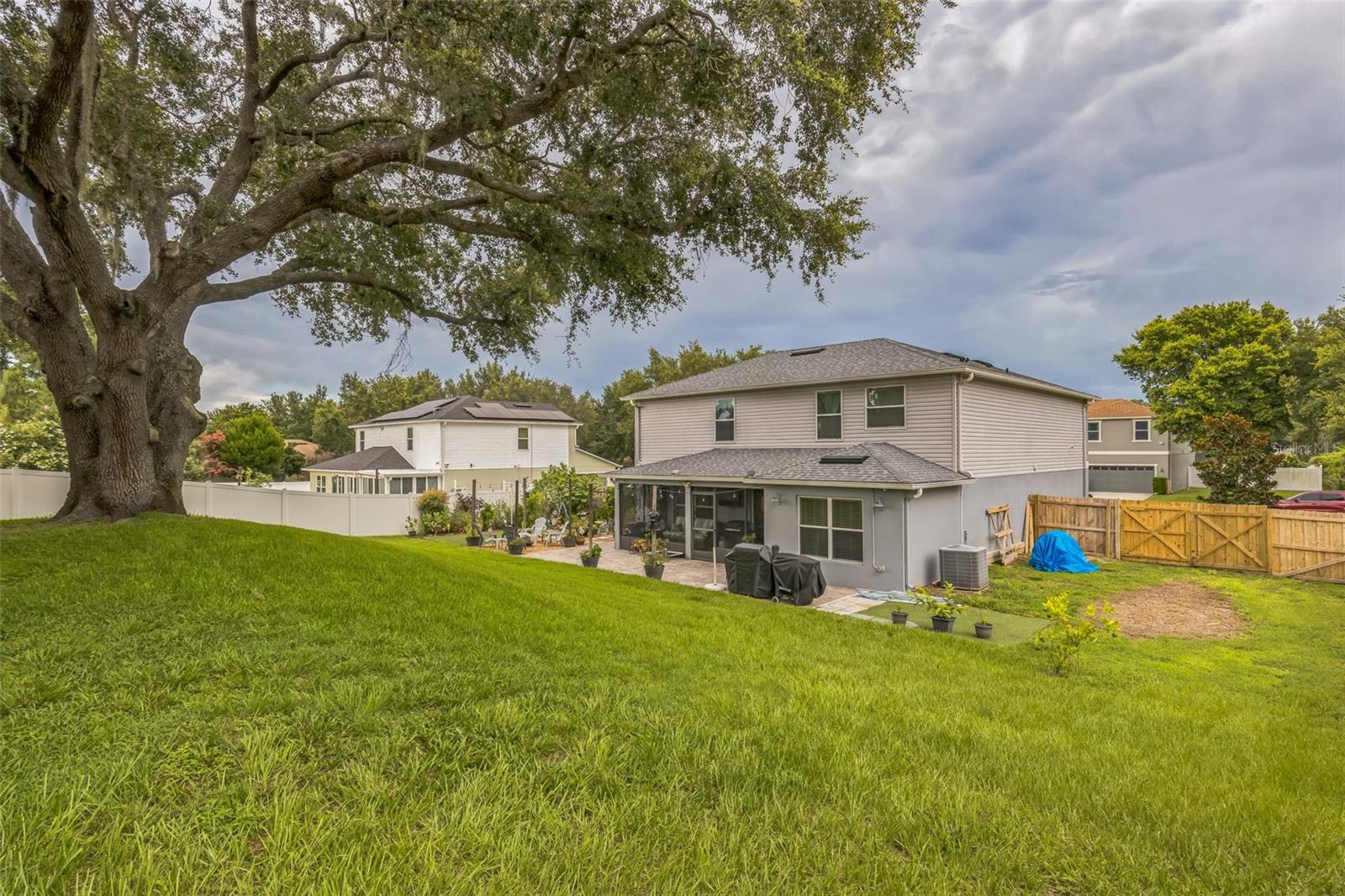 2032 WAVYLEAF COURT